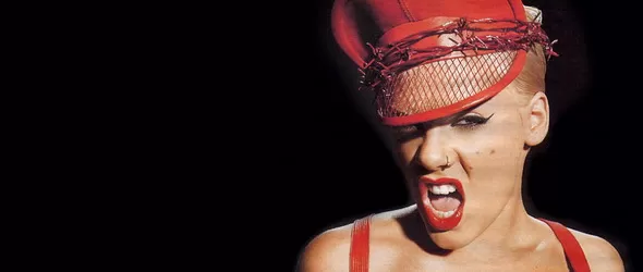 Пинк си докара 13 шева след пиянска вечер