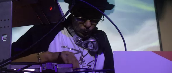 DJ Кръш и Атомик Хуулиган в София: Грубост и красота