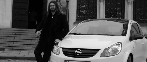 Виж света в черно и бяло с айдъла Тома