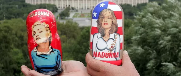 Мадона изскочи от матрьошки в Русия