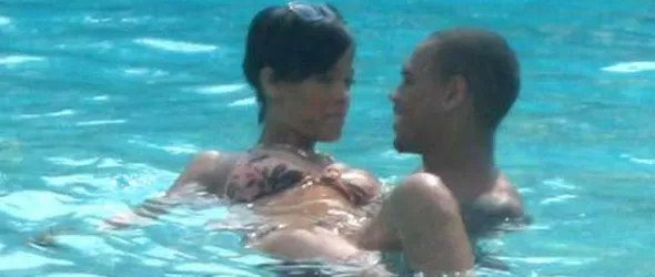 Риана сгодена, носи пръстен за $ 100 000