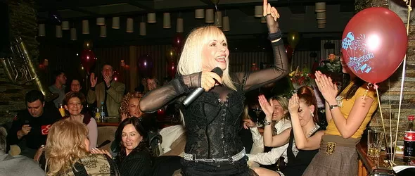 Лили Иванова паднала насред Париж в зала Олимпия!