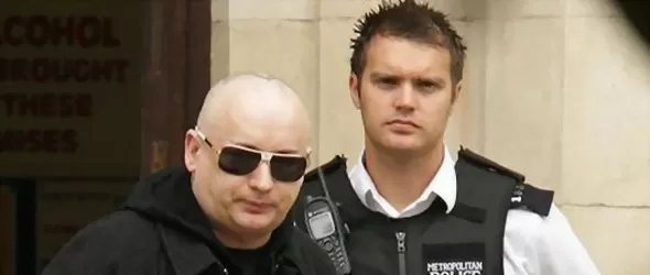 Бой Джордж върти автографи в панделата