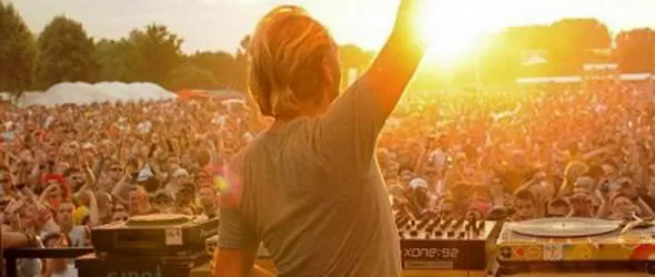 Чети, азбукарче! Свен Вет срича на български за купона в София