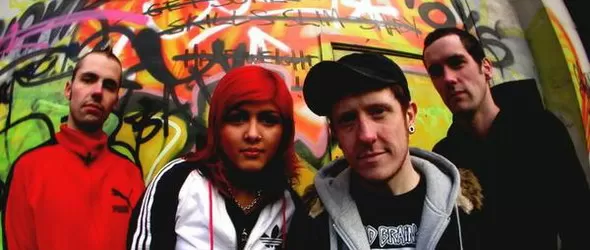 Соник Буум Сикс и Коза Мостра - бомбастична комбинация в Строежа