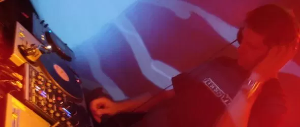 Музика и танци от DJ Ейдриън Гибсън и Пери Луис в София