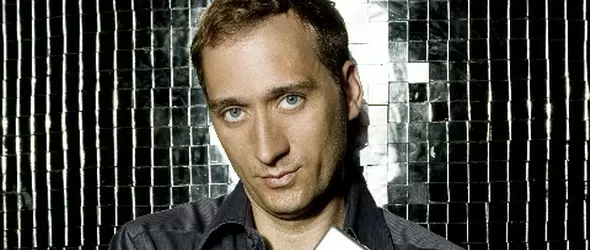 Пол ван Дайк каца с частен самолет в София