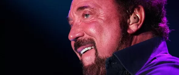 Край на сутиените и бикините към сцената! Том Джоунс по натура