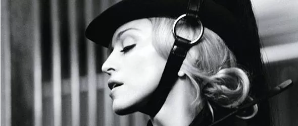 Папараци подплашиха коня на Мадона, разминава се с драскотини