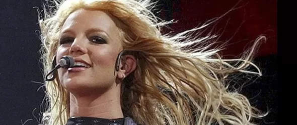 20-годишен фен нахлу на сцената при Бритни Спиърс