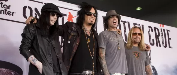 Специален екран-завеса за шоуто на Мотли Крю на 1 юли
