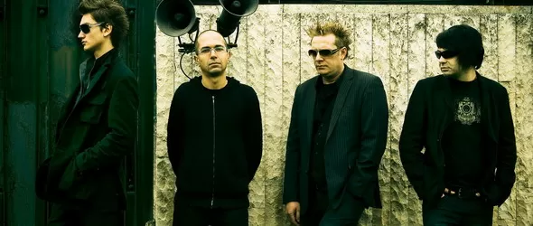 Черно и бяло: Гравити Ко като Жива витрина