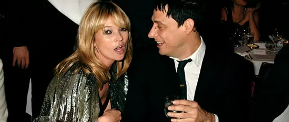 Кейт Мос пропя. Този път наистина.