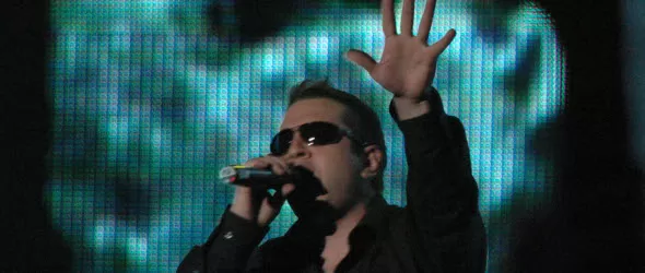 Стоматоложка помага на Явор Захариев за текстовете