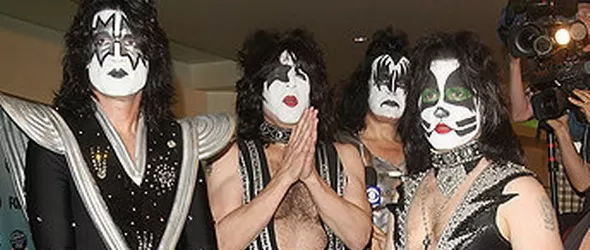 Сурово месо и картофи е новият албум на Кис