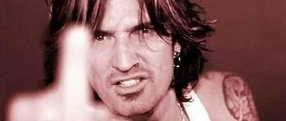 Томи Лий се опърли на купон