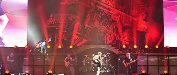 AC/DC трещят срещу бурята