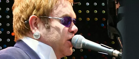 Изловиха Елтън Джон с аутокю