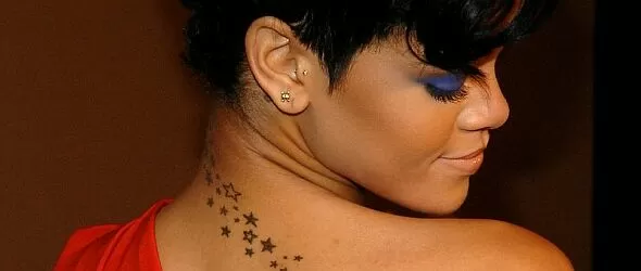 Риана татуира татуисти