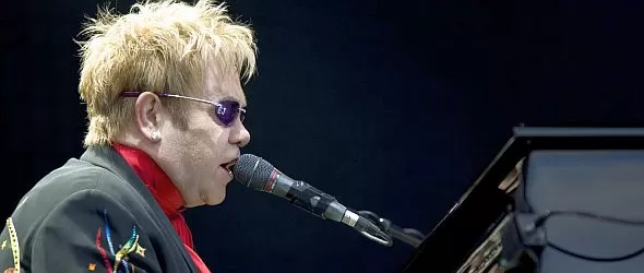 Елтън Джон ще осиновява украинче?