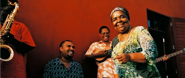 Сезария Евора идва с осем музиканти в София