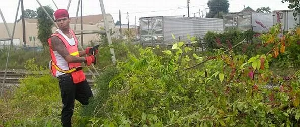 Крис Браун дебютира като общ работник в чистотата