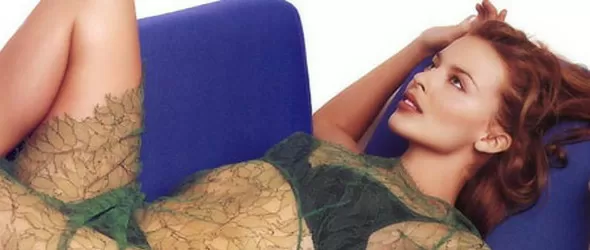 Кайли Миноуг наднича през Прозорец в България