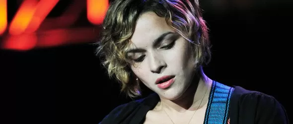 Нора Джоунс смени пианото с китара