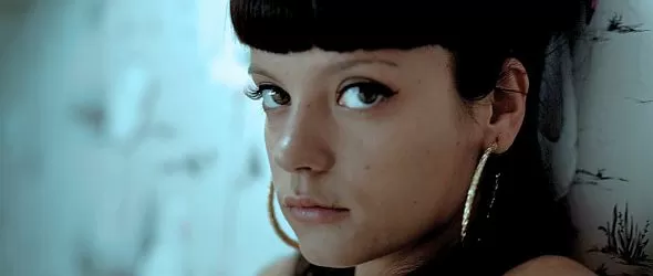 Лили Алън се връща в каменната ера