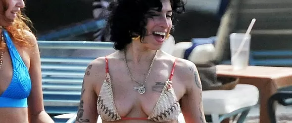 Ейми Уайнхаус ще си реже носа