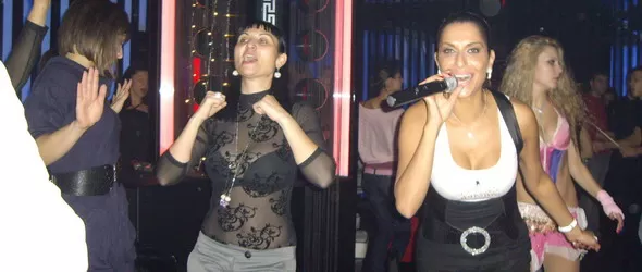 Бони отпразнува рождения си ден горещо