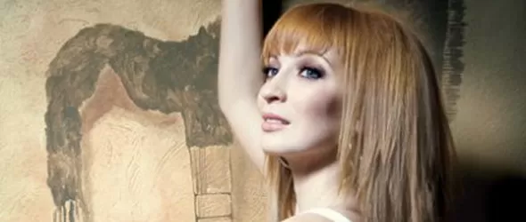 Ника Любецкая приготвя лично сангрия за гостите на коледно парти