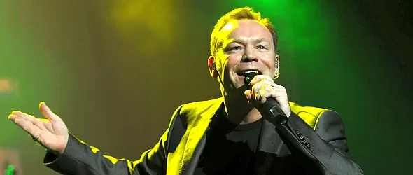 Шампанско и дъвки за Али Кембъл в София