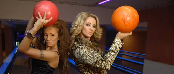 Лейди Би и Анн-Джи срещу Мис Плеймейт в Сблъсък днес