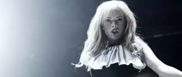 Стриптийз с Аксиния в новото й видео