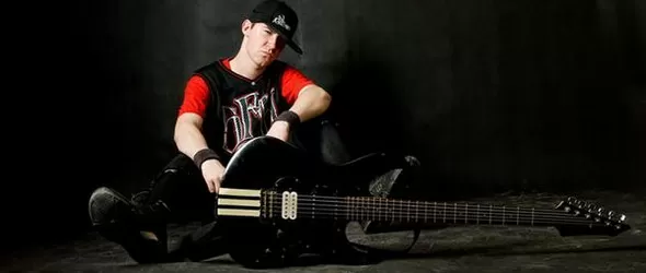 Фийлд смениха китариста си!