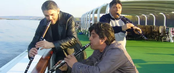 Балканци свирят на кораб в движение