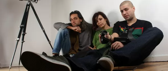 Насекомикс канят на концерт в театър