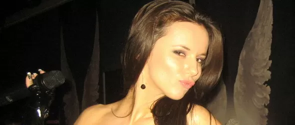 Анн-Джи пое караокето в клуб Грамофон