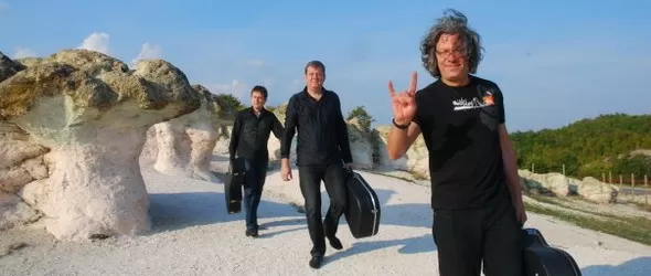 Акустик трио 3000 акостира край морето