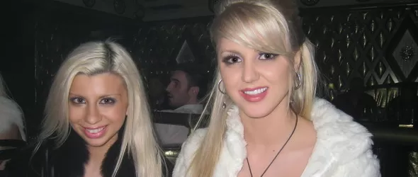 Румина и Анна играят руска рулетка