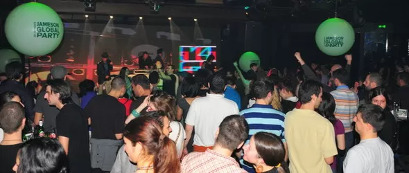 Kraak и Smaak в София. Марков коктейл от саунд, глас и уиски