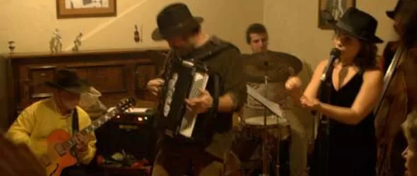 Суинг режим налагат в Pop Art Cafe