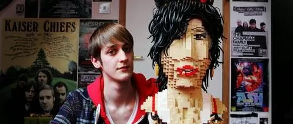 Сглобиха Ейми Уайнхаус от тухлички