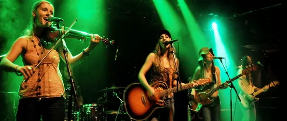 Силует само по струни довечера