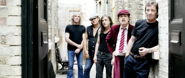 Вдигат сцената за AC/DC на Националния стадион от днес