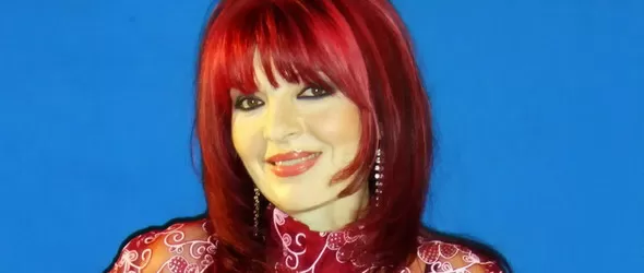 Джина (Трамвай N 5) поля с мартини успеха на модно дефиле