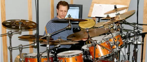 Дейв Уекъл опъва кожите на Yamaha Phoenix за шоуто у нас