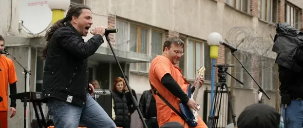 Отряд 13 атакува затвора. Jailhouse rock