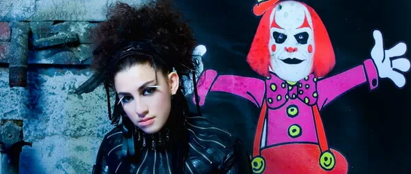 Нора скача с банда в клуба